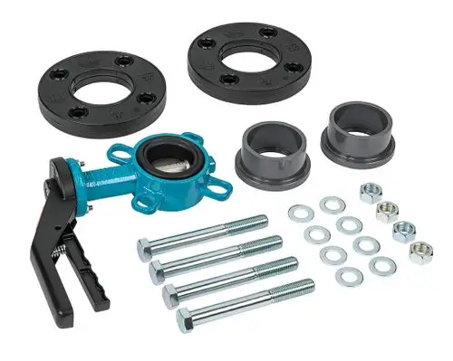 Montage-Kit mit Teilen zur Installation und Befestigung einer Absperrklappe. Enthält Flansche, Dichtungen, Schrauben und eine spezielle Werkzeugvorrichtung von Grünbeck.